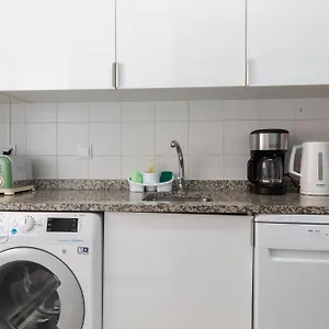 לבקר במלון
